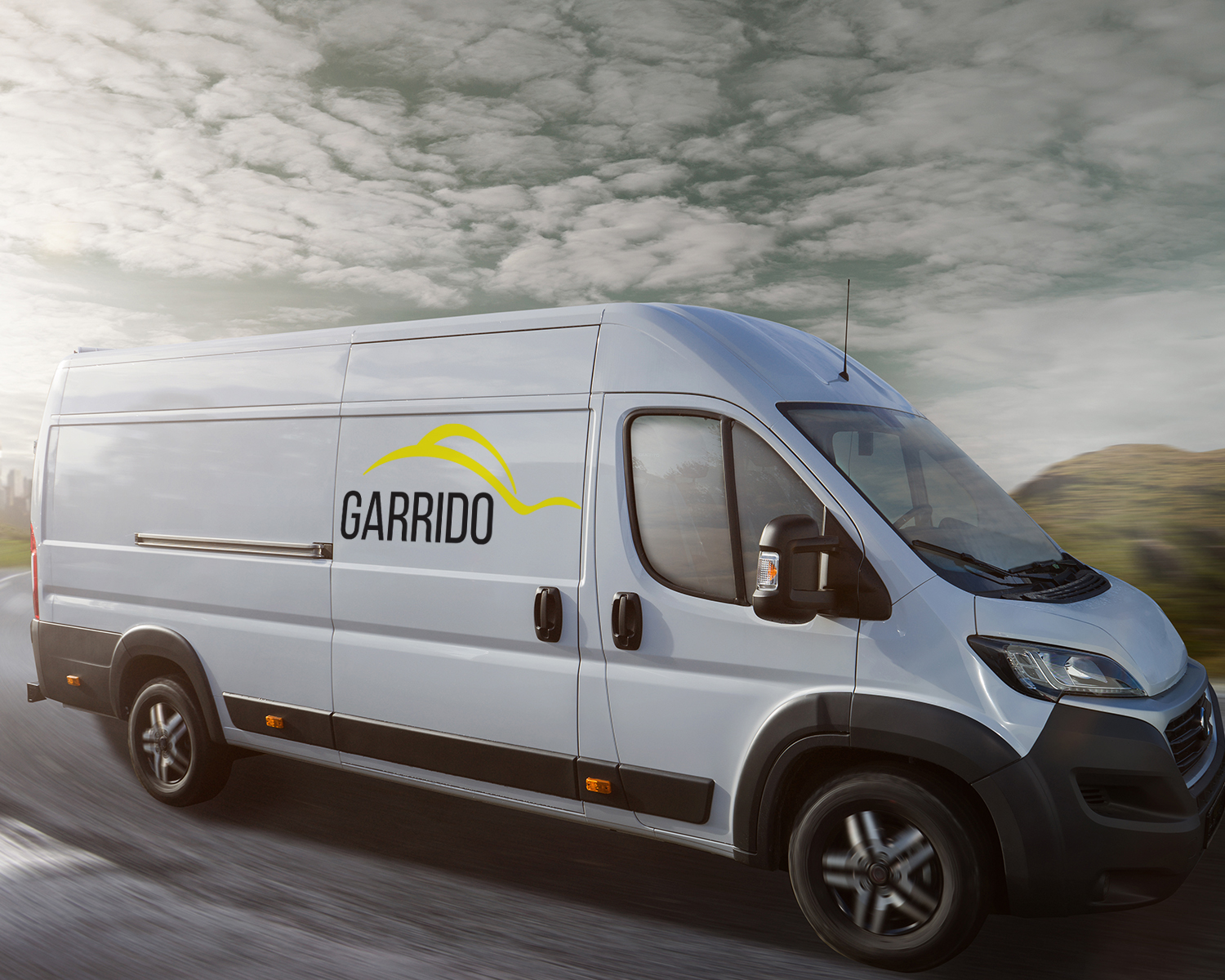 Vehículo Van con logotipo de Transporte Garrido