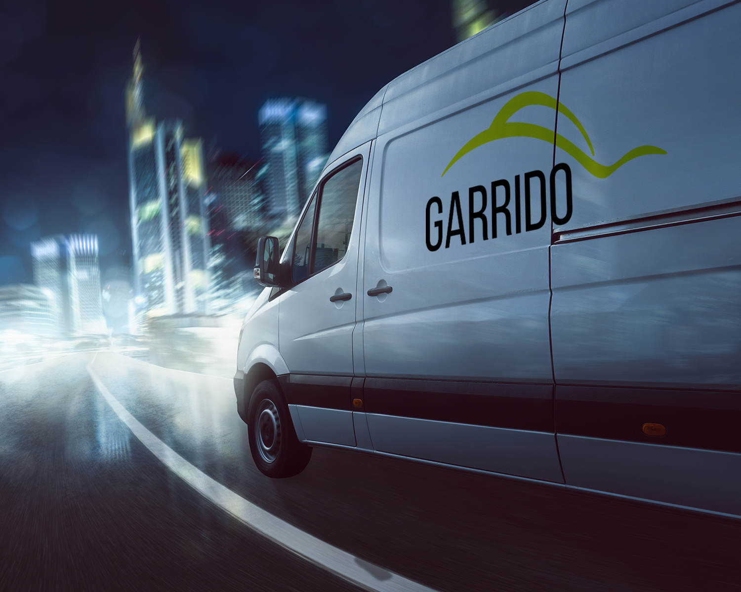 Van de Transportes Garrido transitando en la noche en calle de la ciudad